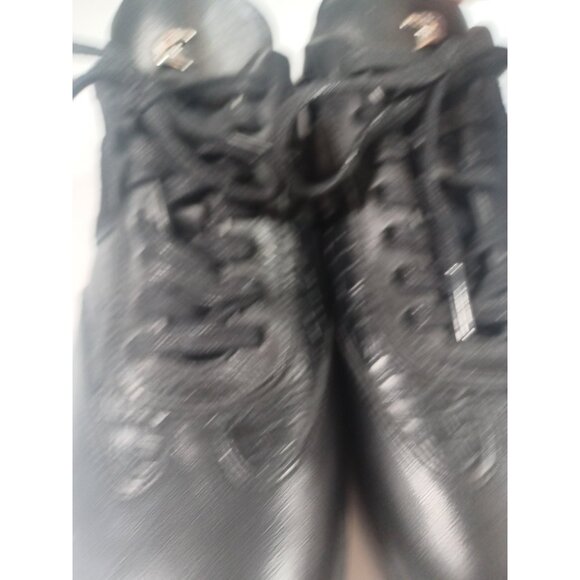 Athletic_Shoes
